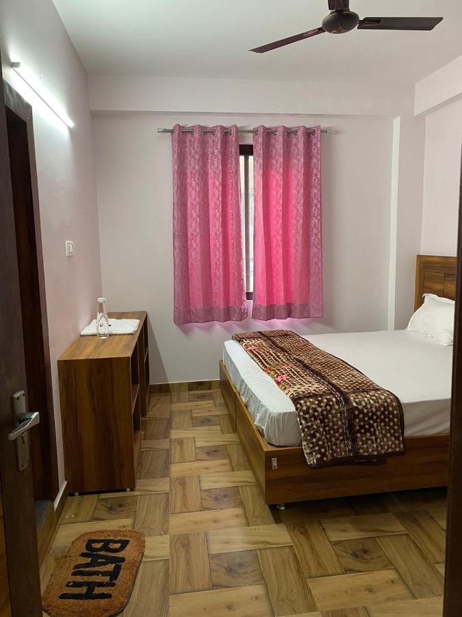 Crescent Moon Homestay Rishīkesh Exteriör bild