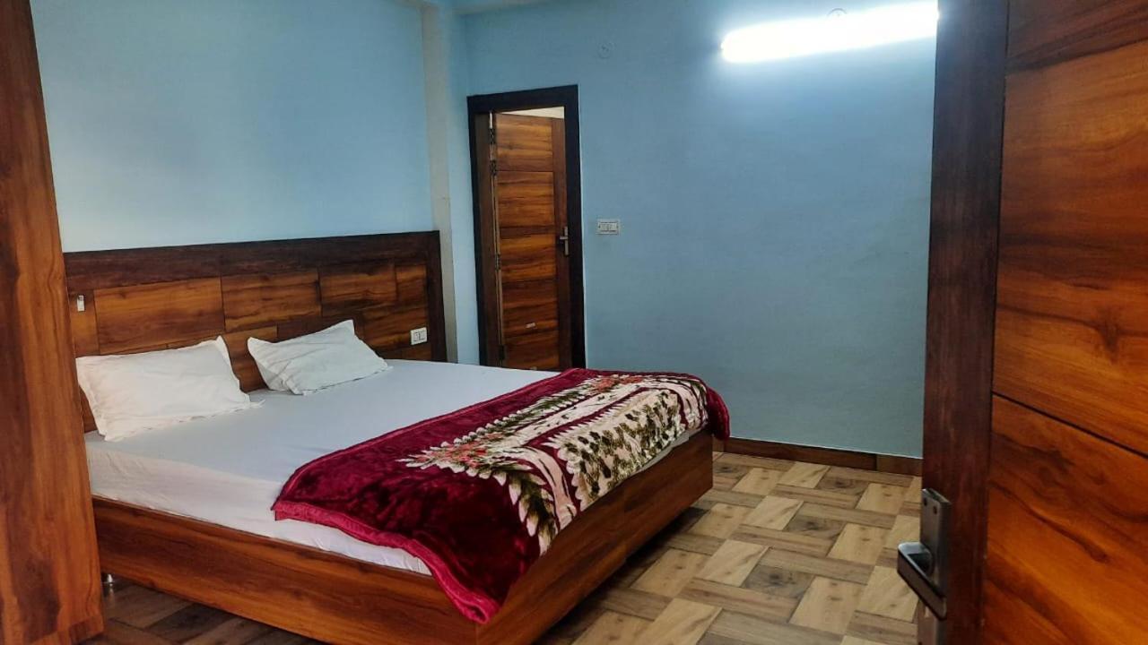 Crescent Moon Homestay Rishīkesh Exteriör bild
