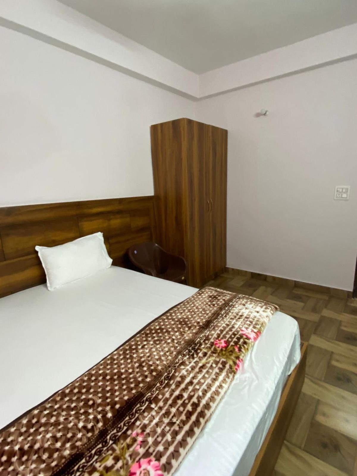 Crescent Moon Homestay Rishīkesh Exteriör bild