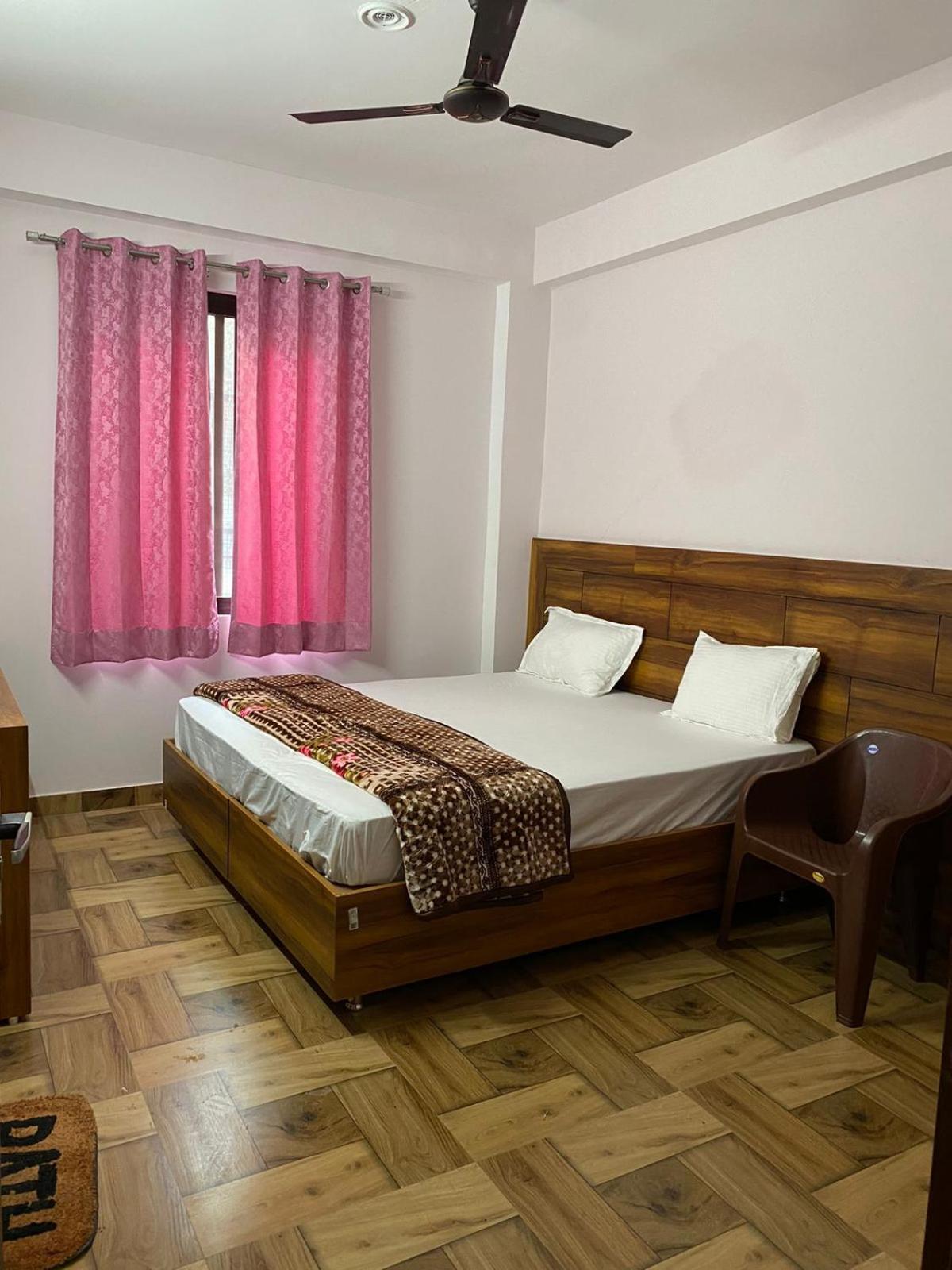 Crescent Moon Homestay Rishīkesh Exteriör bild