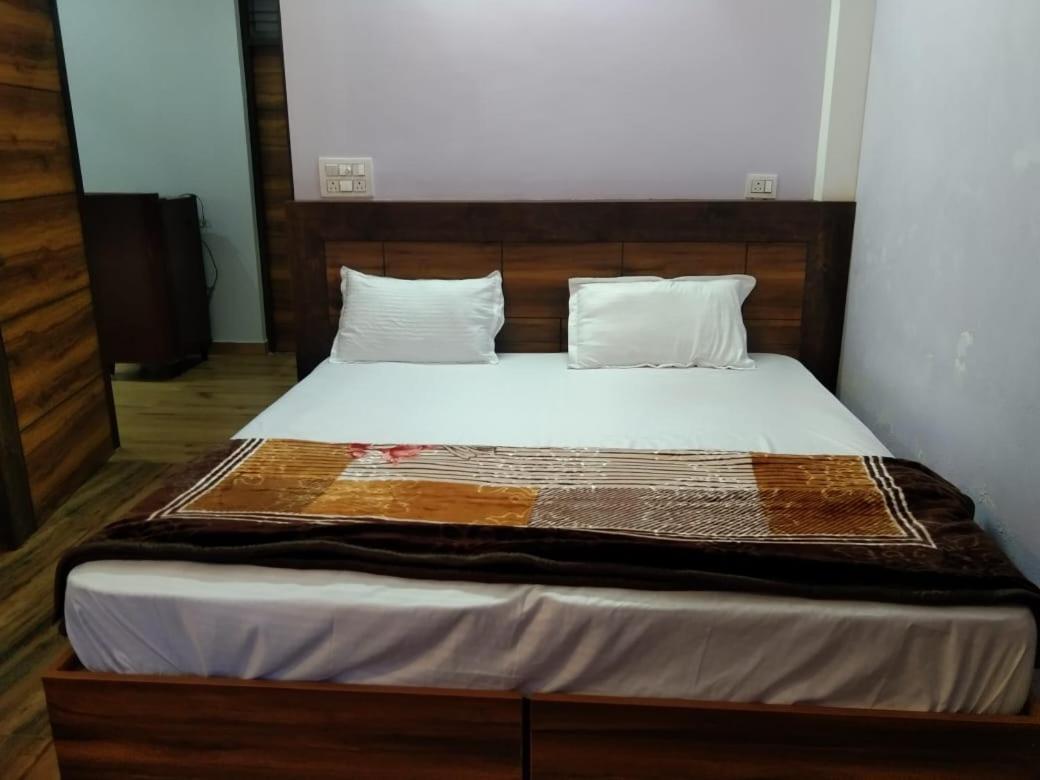 Crescent Moon Homestay Rishīkesh Rum bild